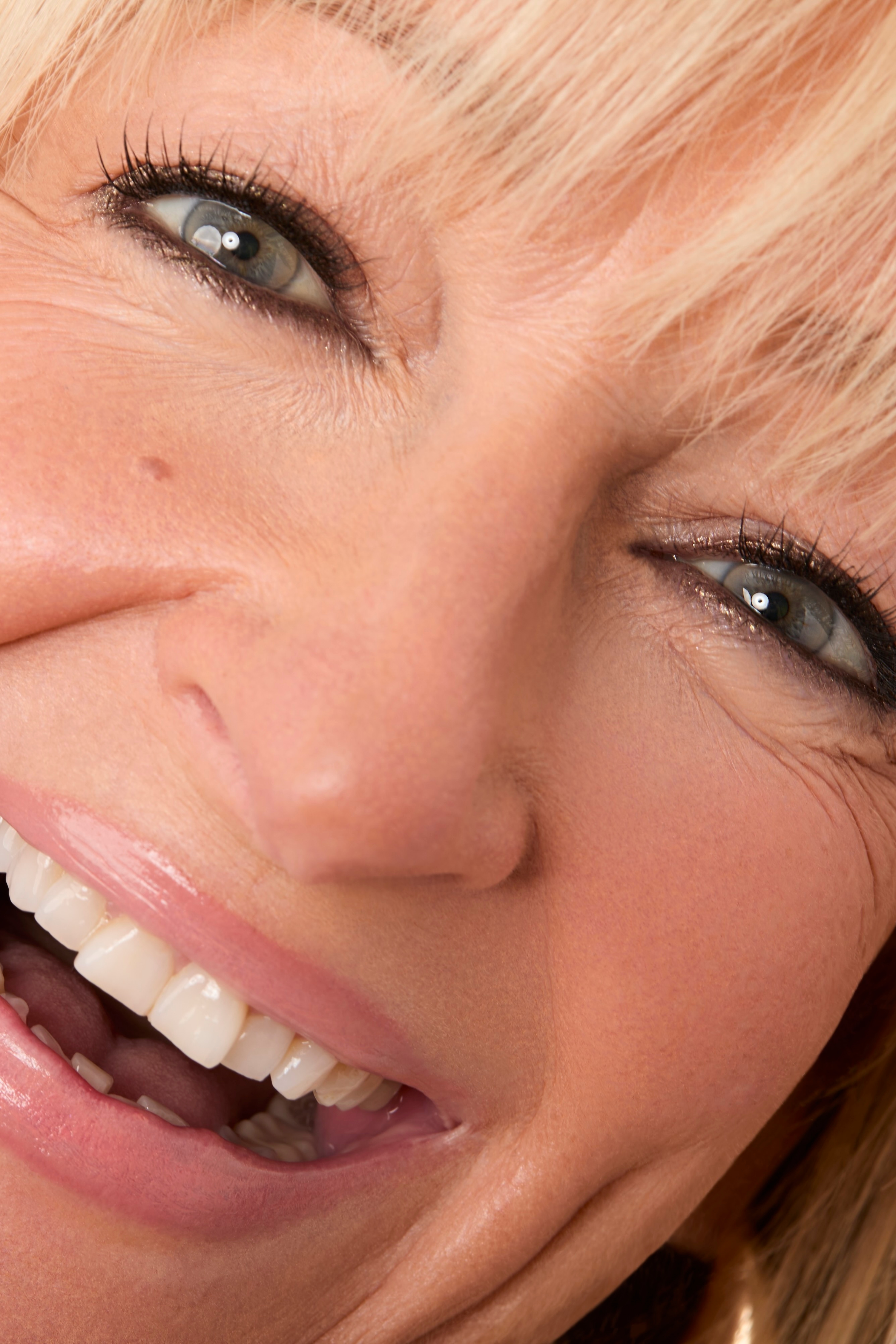 Close-up of a woman's face with a focus on her eyes wearing Champagne Bronze Eyeliner.